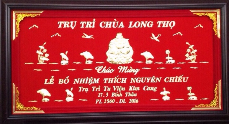 Khánh vàng chúc mừng trụ trì