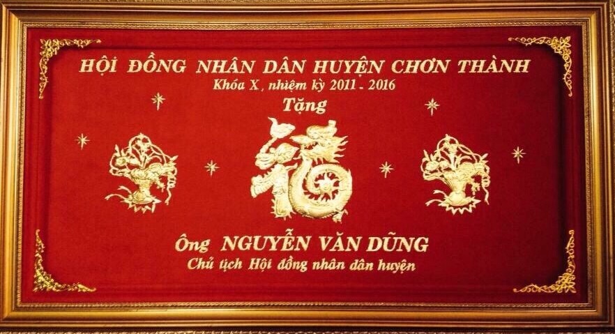 Khánh vàng lưu niệm